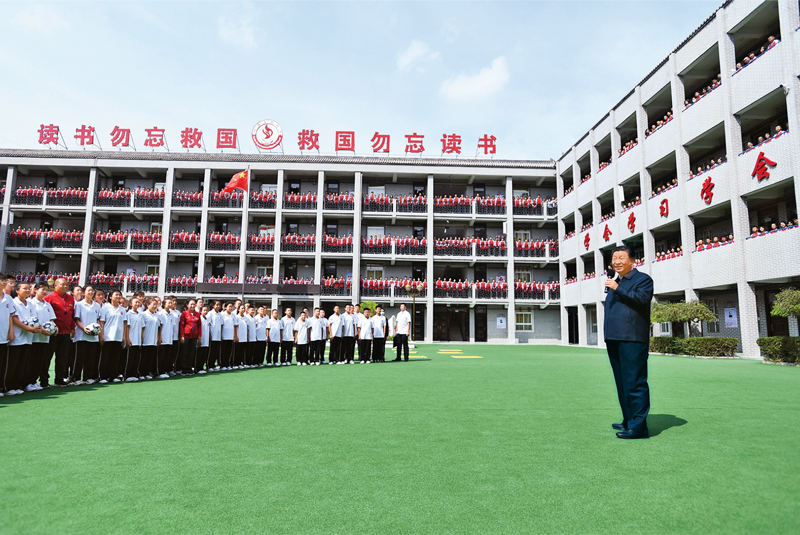 2021年9月13日至14日，中共中央總書記、國家主席、中央軍委主席習(xí)近平在陜西省榆林市考察。這是14日上午，習(xí)近平在綏德實驗中學(xué)考察時，同師生親切交流。 新華社記者 謝環(huán)馳/攝